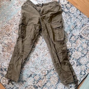 Men’s cargo pant.